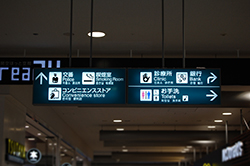 Signage in 4 languages (Passenger terminals)