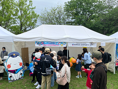 The lively scene in front of the Kansai Airports booth