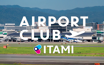 飛行場を背景に「AIRPORT CLUB」のロゴが入った写真