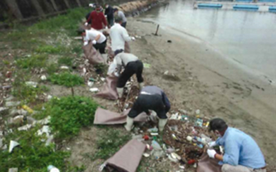 海岸で清掃活動をする人々の写真