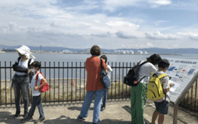 親子環境ツアーで小学生とその保護者が施設を見学してる様子の写真