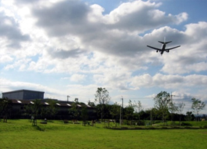 上空に飛行機が飛んでいる、ふれあい緑地の写真