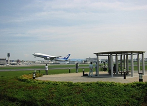 伊丹スカイパークから見える、離陸する飛行機の写真