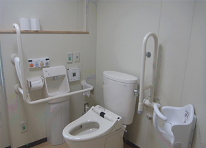 手すりやベビーチェアが設置された多目的トイレの写真