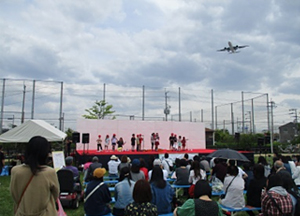 屋外で行われた地域イベントの様子の写真