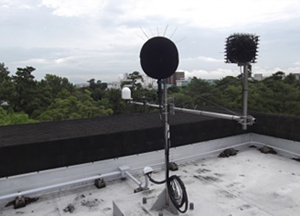 屋上に設置された騒音測定装置の写真