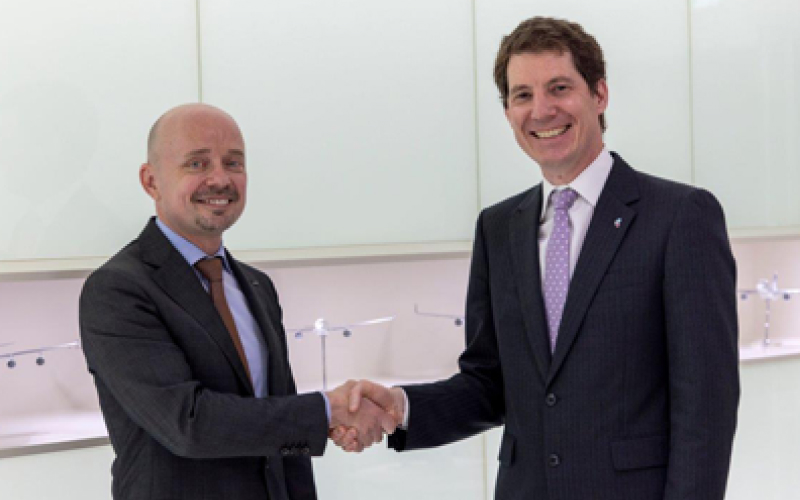 関西エアポート株式会社とエアバス社の代表が握手している写真