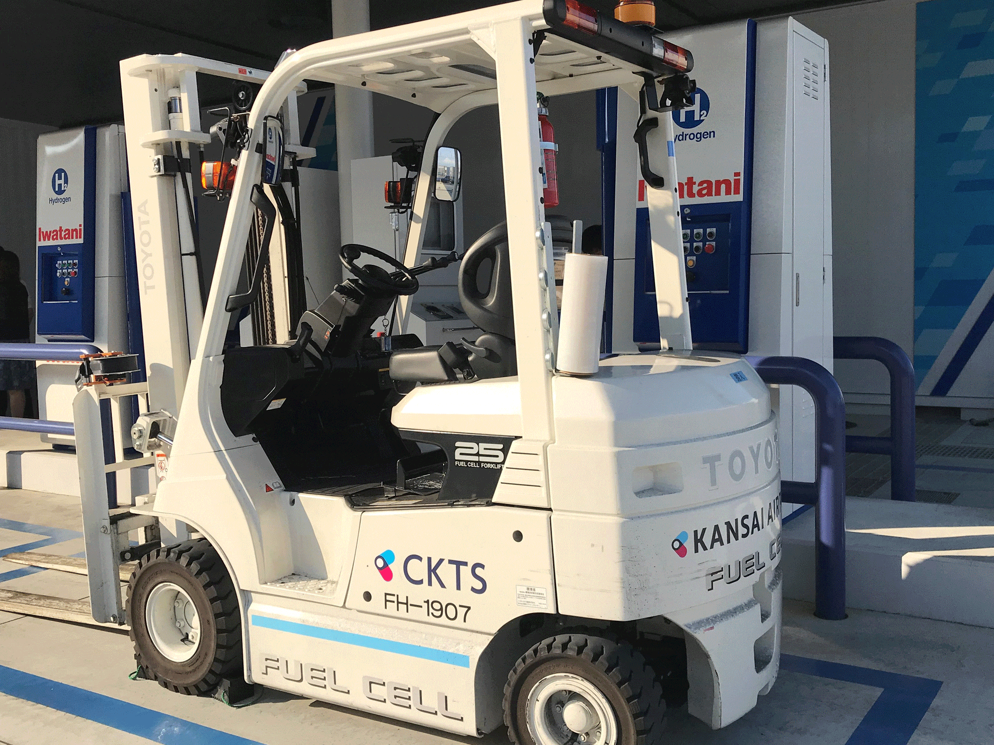 水素ステーションと燃料電池車両の写真