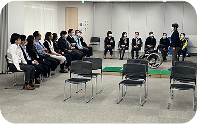 車椅子を使い「サービス介助セミナー」を開催している様子の写真。
