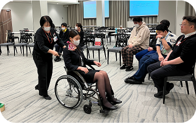 車椅子を使い「サービス介助セミナー」を開催している様子の写真。