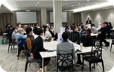 接遇やマナーに関する講義で、参加した空港スタッフが外部講師の話を真剣に聞いている様子の写真。