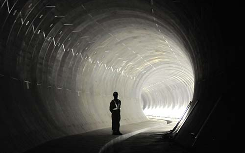巨大な雨水貯留管の内部を撮影した写真