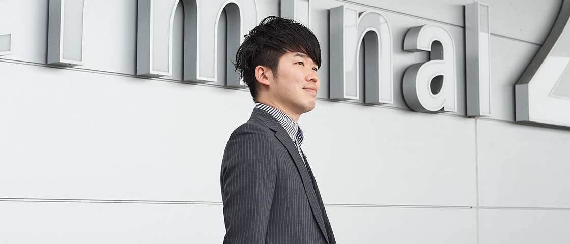 関西エアポートグループで働く男性の写真