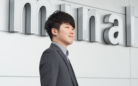 関西エアポートグループで働く男性の写真