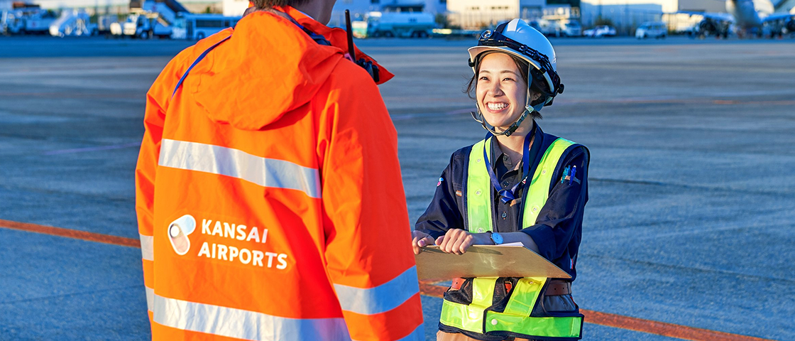 関西エアポートグループで働く笑顔の女性の写真