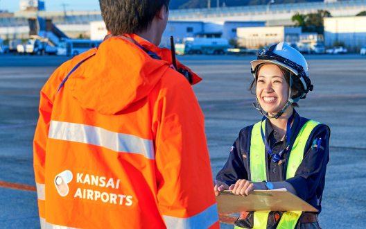 関西エアポートグループで働く笑顔の女性の写真