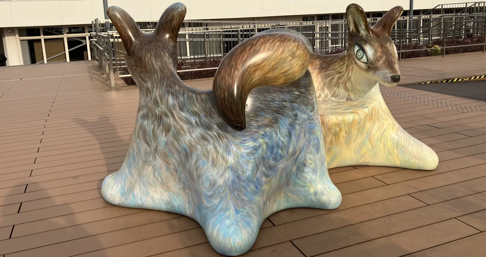 オオカミの形のベンチ